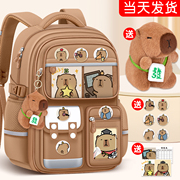 新款小学生卡皮巴拉书包一到三到六年级男孩超轻减负护脊儿童背包