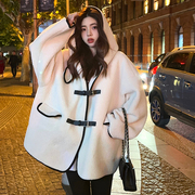 女士时尚休闲连帽羊羔毛外套冬季韩版宽松皮扣保暖白色大衣潮