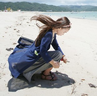 韩版纯色蓝色薄款女童，长款防晒针织衫，沙滩海边撞色开衫