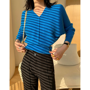 wangxo蓝色v领针织衫，女秋冬2023设计感蝙蝠袖软糯风打底毛衣