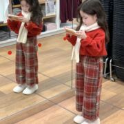 韩版2024冬季女童洋气，新年拜年服红色套头，毛衣加厚格子直筒裤
