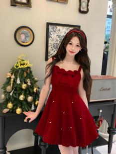 红色丝绒吊带连衣裙女2024年春夏季设计感别致收腰显瘦公主裙