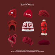 防寒红色新年保暖针织帽，时尚防风护耳字母，毛线帽子女冬季贝雷帽