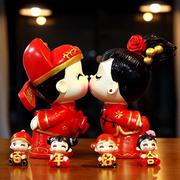 情侣亲嘴结婚娃娃摆件陶瓷金童接吻中式中国红瓷器人偶小摆件