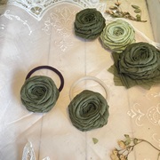阿三的孙女自制墨绿山茶花朵，温柔发圈手工布艺，玫瑰皮筋发饰头绳女