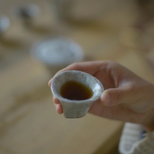 日式手作粗陶茶杯功夫茶具，粉引小号品茗杯子创意三角陶瓷，白酒杯(白酒杯)