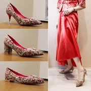 中式新娘结婚禾婚纱两穿平时可穿百搭低粗跟孕妇红色绣花鞋子