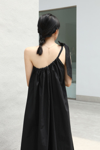 夏季2021韩版宽松黑色斜肩吊带连衣裙女法式小众旅游度假裙