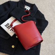 红色包包女2024时尚简约单肩斜挎包，韩系高级感洋气水桶包婚包