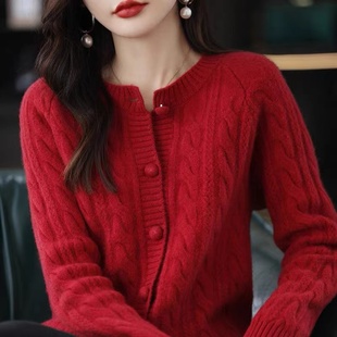 M家红色羊毛针织开衫女秋冬气质百搭圆领麻花纹毛衣外套