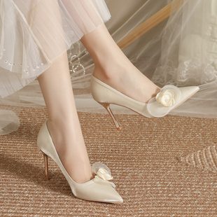 白色气质高跟鞋细跟不累脚配裙子成人礼尖头，浅口单鞋法式绸缎婚鞋