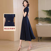 夏季藏蓝色连衣裙，女中长款2024正式场合，显瘦通勤西装领职业裙