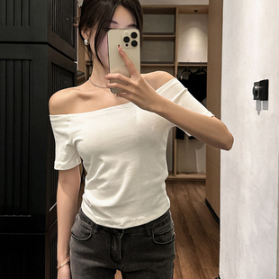 设计感一字领露脐短袖t恤女韩版纯色，性感露肩短款上衣露背打底衫