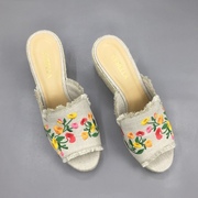夏季简约民族风布面刺绣，花朵一字型，露趾坡跟亚麻草编高跟女凉拖鞋