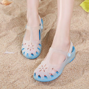 洞洞鞋女韩版学生防滑厚底坡跟，包头沙滩鞋塑料胶凉鞋变色果冻拖鞋