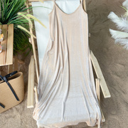 2024年春夏季宽松遮肉丝绒连衣裙纯色吊带，长裙海边度假沙滩裙