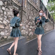 秋季新韩版时尚修身高级感复古牛仔，短款上衣高腰a字百褶短裙套装