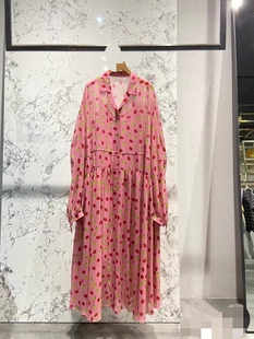 乌家2023夏季防晒中长款收腰显瘦透感草莓，印花粉色长袖连衣裙