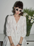 Bettychow 重工刺绣白色连衣裙法式V领度假时髦波西米亚风茶歇裙