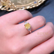 royal珠宝2.02ct黄钻戒指女经典，三石款18k金镶嵌(金镶嵌)优雅知性情侣求婚