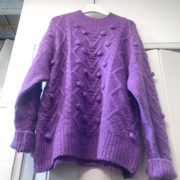 紫色套头毛衣