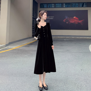 法式赫本风黑色金丝绒，连衣裙女春秋季2024方领长袖显瘦气质裙