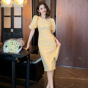 黄色印花泡泡袖连衣裙夏季洋气，显瘦修身女人味优雅气质圆领包臀裙