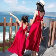 儿童沙滩裙亲子装夏装p母女吊带红色女童，露背连衣裙高级感海边度