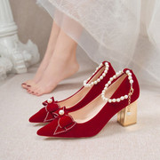 红色丝绒气质新娘结婚鞋女2023不累脚秀禾珍珠搭扣中式高跟鞋