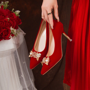 红色婚鞋女细跟低跟尖头绒面，配秀禾服的新娘鞋，水钻扣百搭宴会鞋