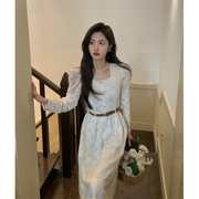 zhuyiyi法式高级感超好看连衣裙，女春方领收腰，刺绣白色蕾丝裙