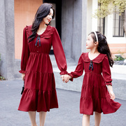 红色连衣裙2024年秋款时尚，韩版娃娃花领洋气，甜美新年服母女亲子装