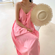 法式度假风粉色吊带裙女夏季法式气质压褶设计宽松休闲纯色连衣裙