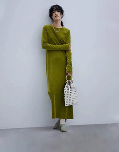 日系设计感通勤ol复古秋冬半高圆领长袖，修身绿色丝绒连衣裙长裙