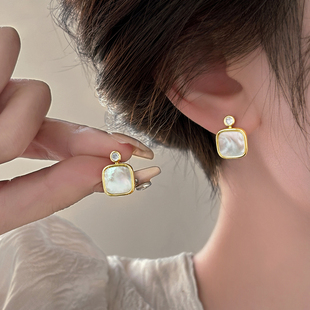 日韩轻奢贝壳耳钉，女纯银设计感高级耳环，2024夏季小众耳饰