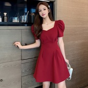 套头红色连衣裙夏法式(夏法式)复古方领小个子泡泡，袖性感露背显瘦气质