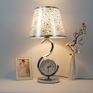 带钟表台灯卧室床头灯现代简约创意浪漫精灵，台风书房欧式台灯
