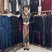 中老年秋冬金丝绒拼色连衣裙女40岁50V领宽松时尚妈妈中长款