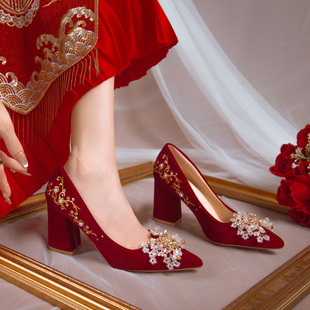 婚鞋新娘鞋秀禾服婚纱，两穿粗跟红色，尖头高跟鞋女孕妇不累脚