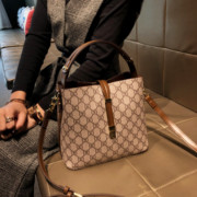 香港品牌包包女2024流行真皮通勤手提小包质感单肩斜跨水桶包