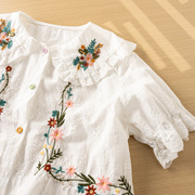 日系花朵刺绣娃娃领短袖衬衫，女2024夏季森，女系彩扣减龄上衣