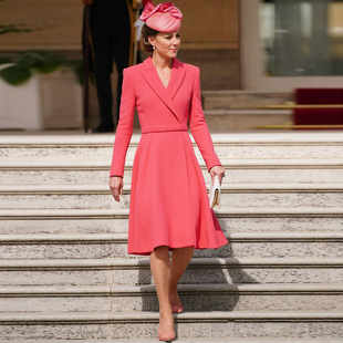 王妃同款2024春季西装领系带收腰裙摆式风衣，西瓜红ol外套裙女