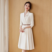 米白色正式场合连衣裙女士气质，时尚西服裙子主持人上镜职业正装裙