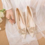 白色绸缎面婚鞋新娘鞋2023法式主婚纱秀禾两穿水晶高跟鞋细跟
