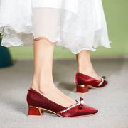 单鞋女中跟方头2023年女鞋法式珍珠蝴蝶结高跟鞋，粗跟红色婚鞋
