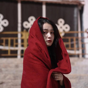 青海西藏色达旅游拍照红色，披肩保暖民族风，青海湖茶卡盐湖披风围巾