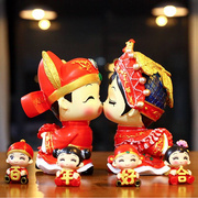 情侣亲嘴结婚娃娃摆件新婚金童，接吻中式中国红婚房人偶小摆件