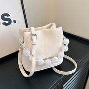 小众白色手提包包女2024夏天串珠单肩包时尚设计感斜挎水桶包