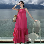 海边度假连衣裙玫红色拍照简约褶皱，荷叶边蛋糕裙纯欲挂脖沙滩长裙
