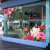 商场酒店女装服饰店橱窗，氛围布置春夏花卉，植物玻璃贴纸静电贴膜